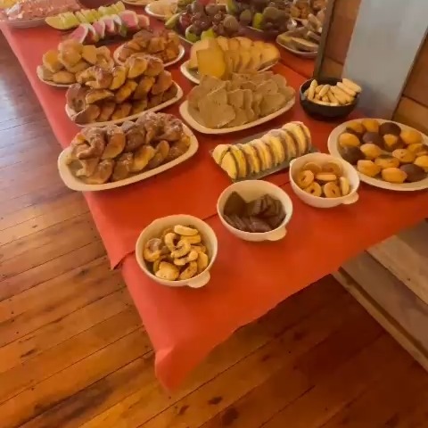 Mesa servida con panes y entradas