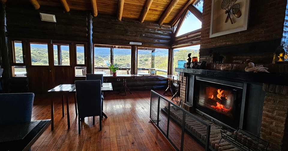 Salón del restaurante con vista a las sierras