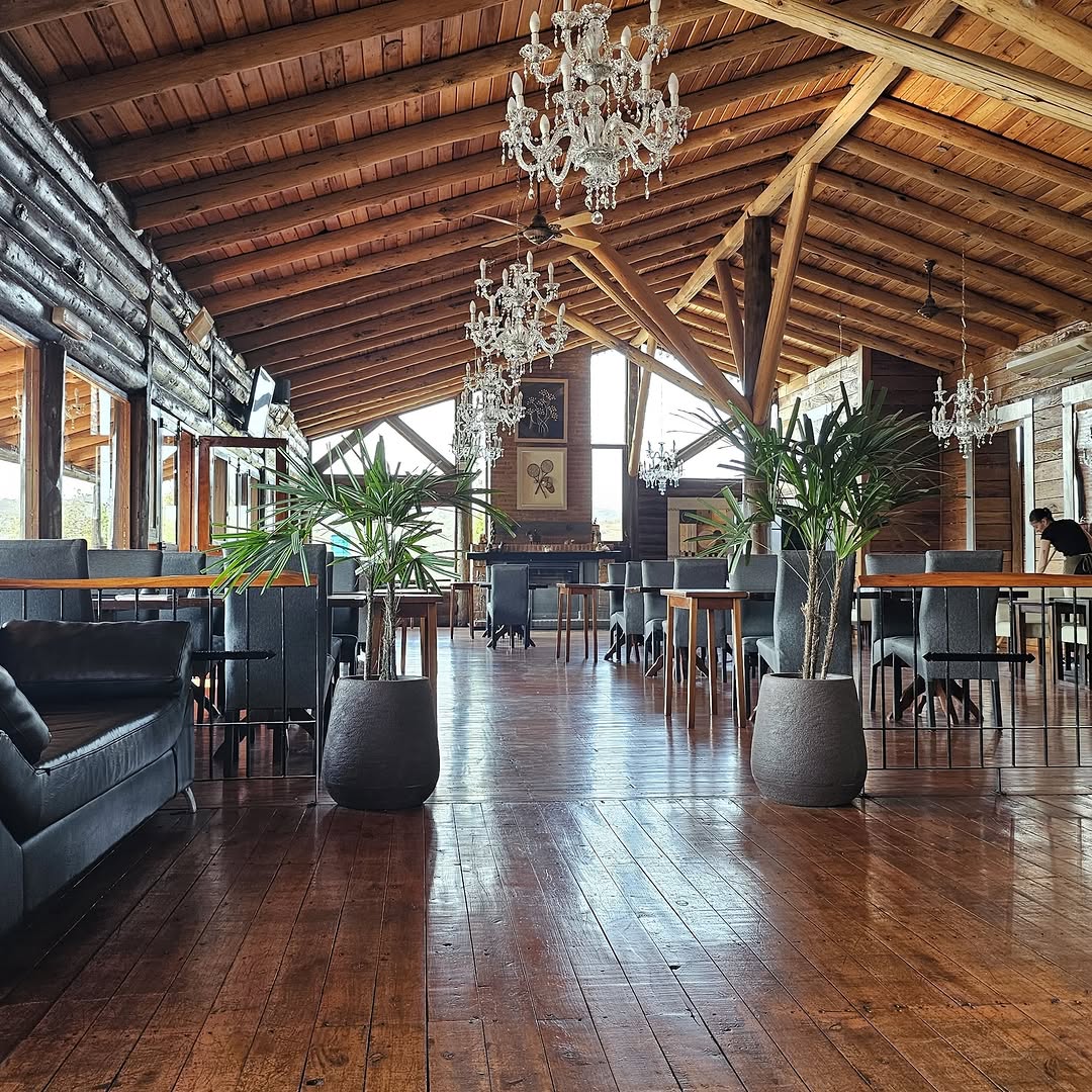 El salón con techo de madera y arañas