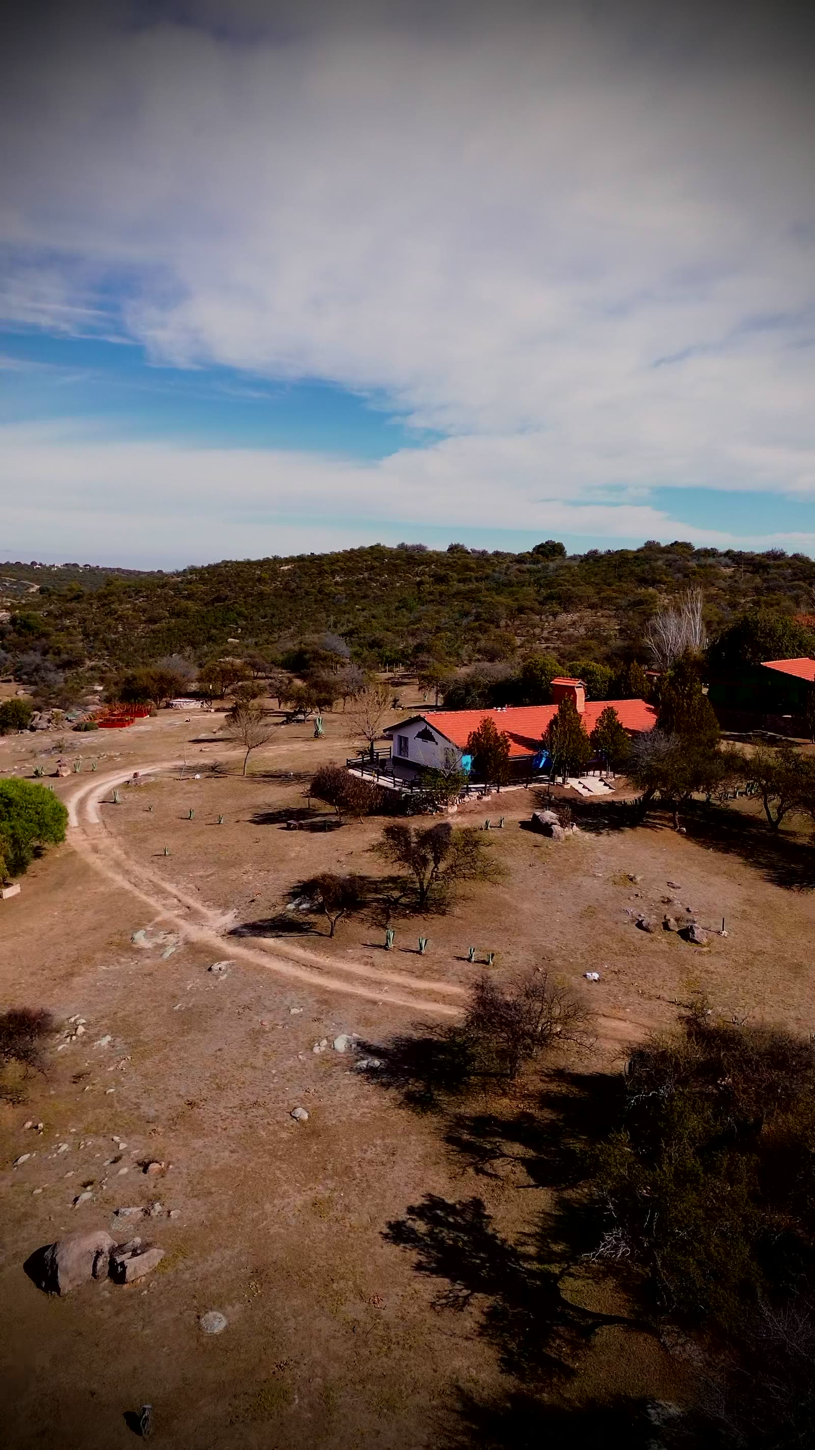 El restaurante visto desde el aire, entre el monte y el camino de entrada