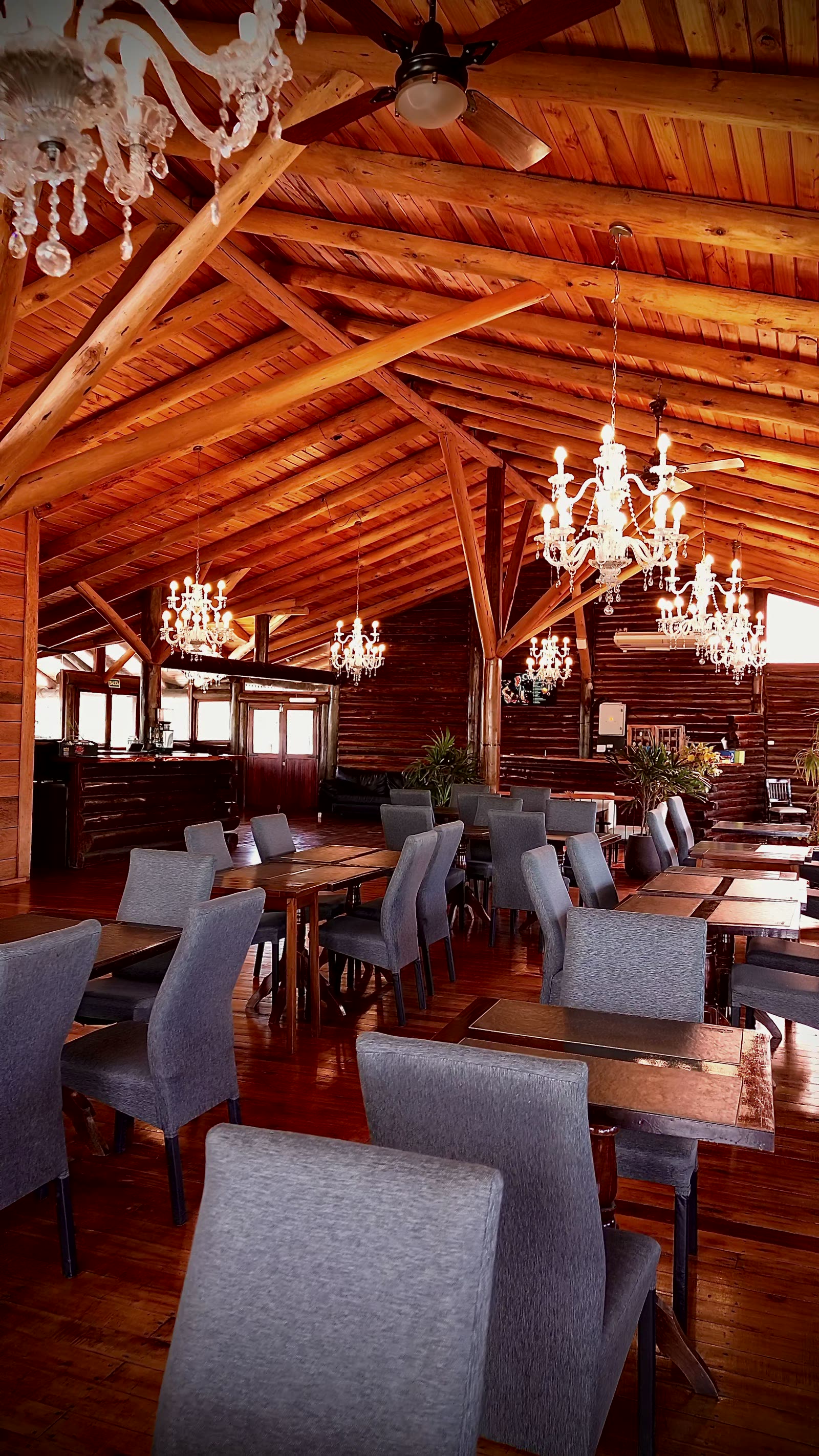El salón principal con las mesas listas y los ventanales al fondo