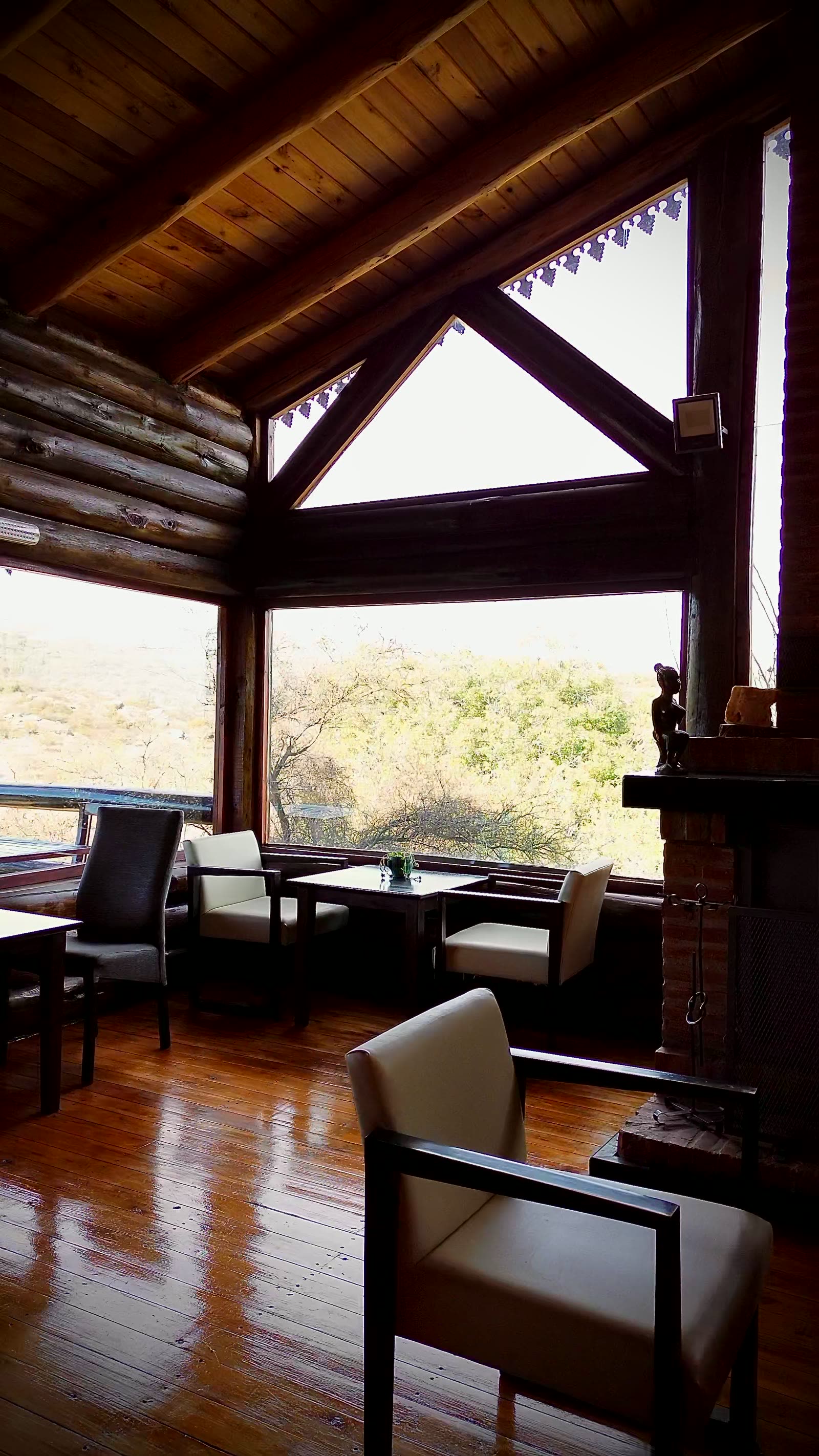 Una mesa junto al ventanal, con el monte afuera