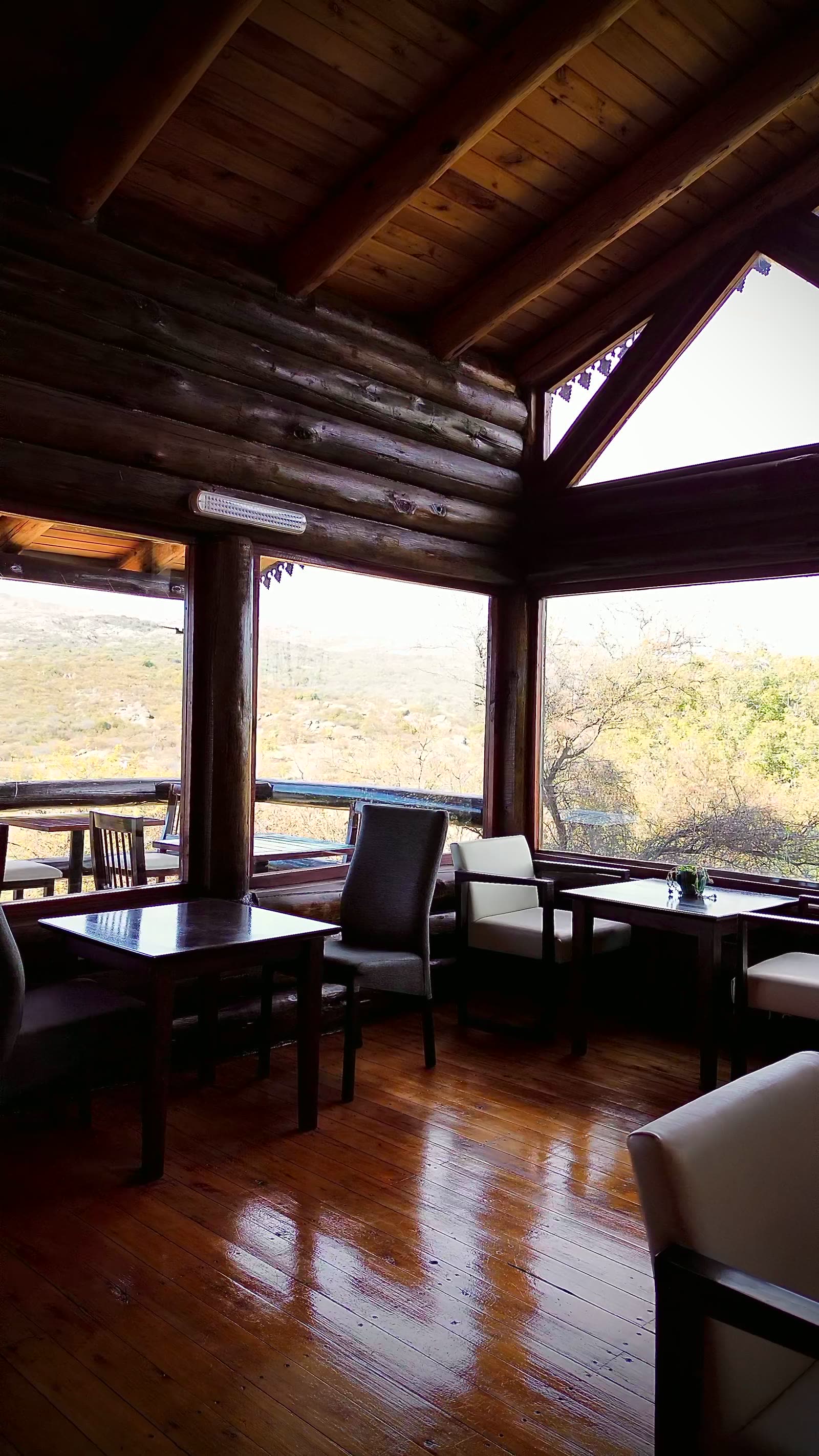 La esquina vidriada del salón, abierta al valle
